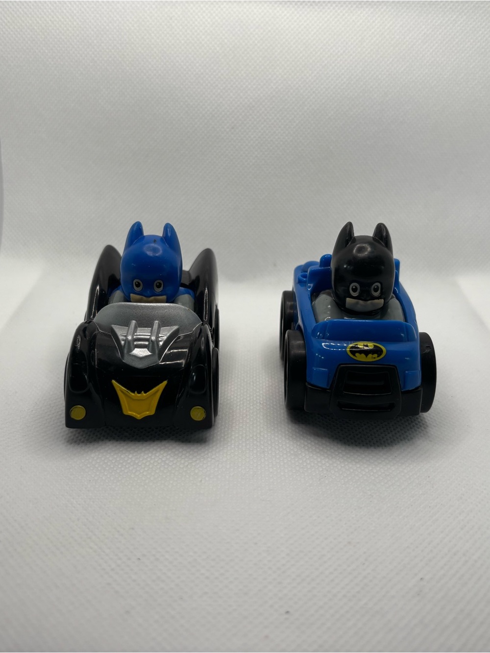 2/20$ 🐮 Fisher Price Little People Batman Lot Of 2 Blue & Black Wheelie Cars